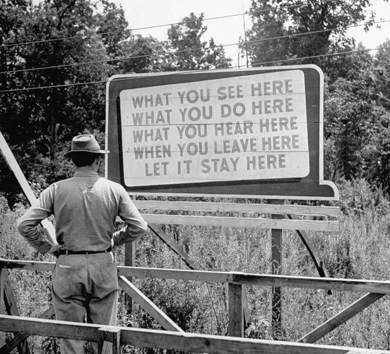 1945. Titoktartást hirdető tábla a Manhattan-project idején (atombomba kisérletek)..jpg