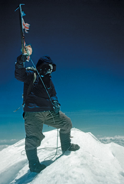 1953. Tenzing Norgay a Mount Everest-en, Hilary készítette róla a képet. Amikor Tenzing is felajánlotta, hogy csinál egy ugyanilyet Hilaryről, ő visszautasította..jpg