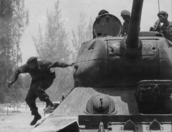 1961. A disznó-öbölbéli amerikai támadás idején Castro ugrik le egy tankról..jpg