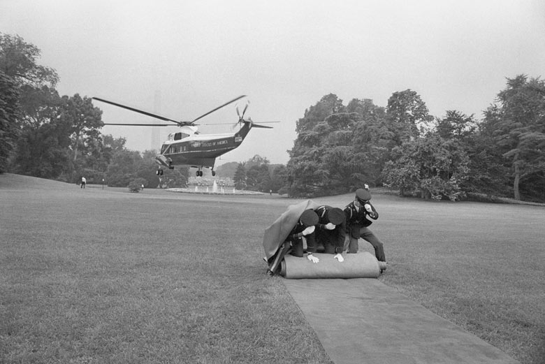 1972. Nixon távozik a Fehér Házból a Watergate botrányt követő lemondása után..jpg