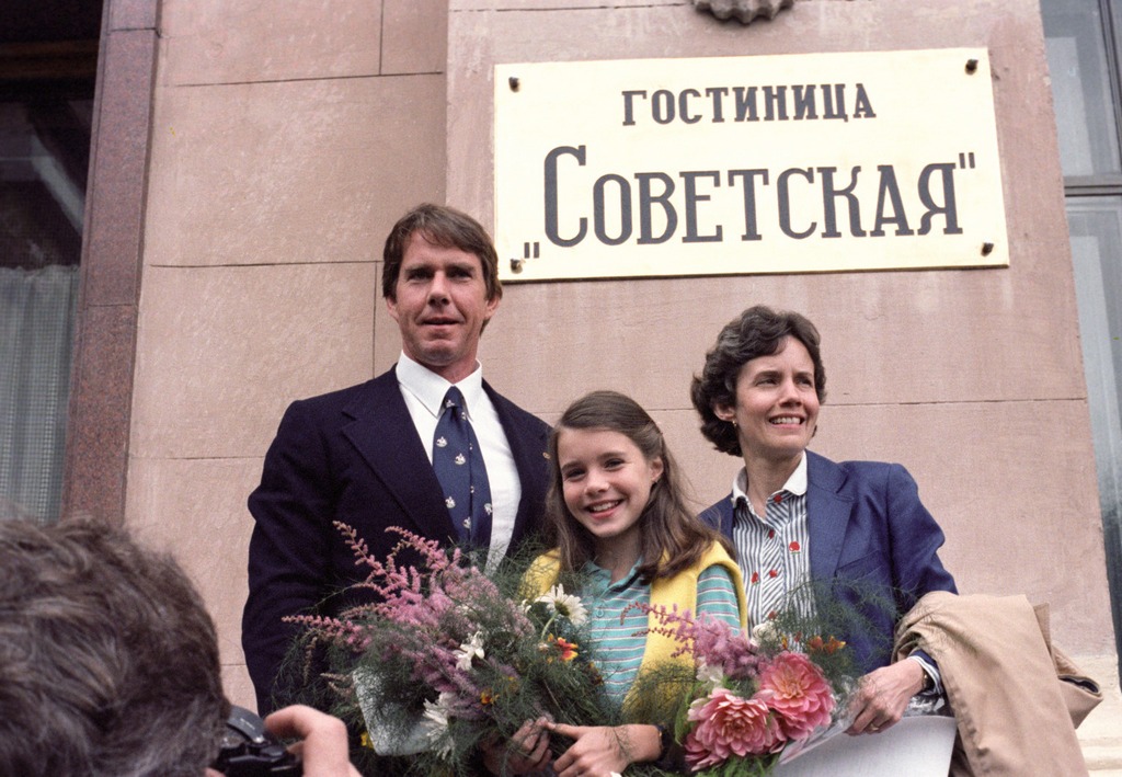 1983_samantha_smith_szuleivel_1983-ban_moszkvaban.jpeg