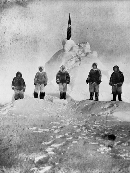 1909. Robert Peary először az északi sarkon. Valószínűleg attól 8 kilométerre voltak a hiányos mérési adatoknak köszönhetően..jpg