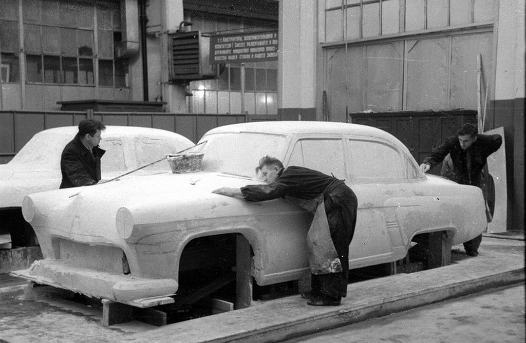 1954_a_munka_az_elrendezes_a_kocsi_gaz-21_volga_a_tervezesi_hivatal_a_gorkij_automobile_plant.jpg