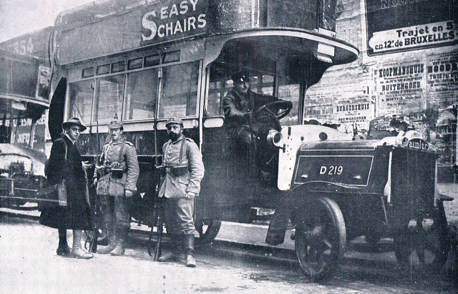 1914. Német katonák egy zsákmányolt londoni emeletes busszal Belgiumban. A buszt a brit csapatok szállítására hajózták be Brüsszelbe..jpg