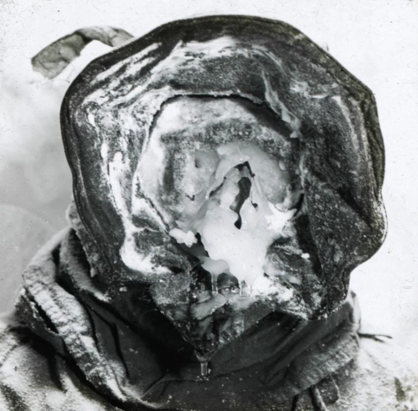 1917. Ez nem egy halott, hanem Cecil Madigan ausztrál felfedező Antarktiszi expedícióján teljesen ráfagyot jégmaszkban..jpg