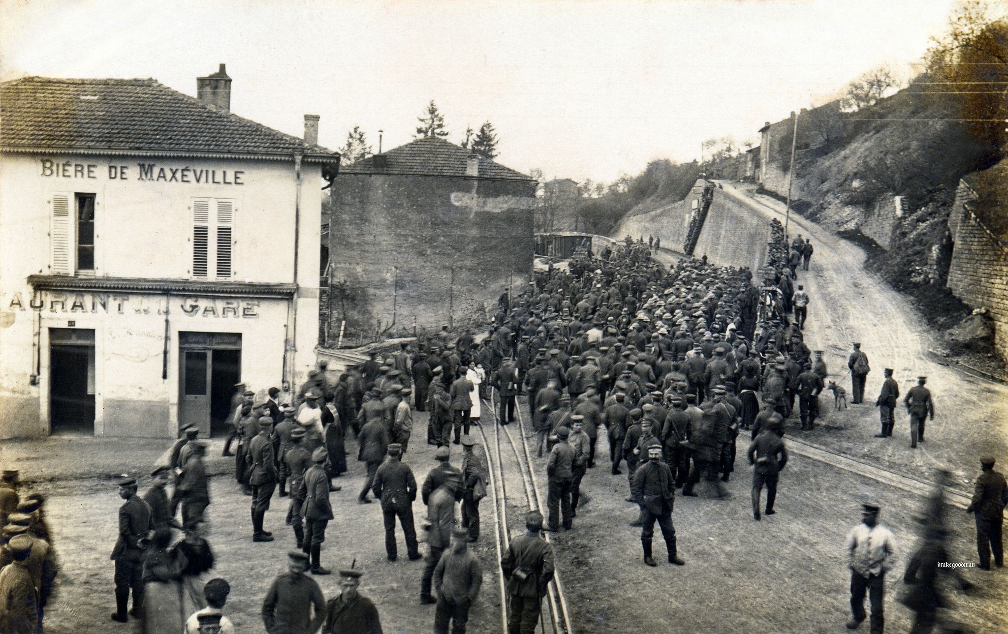 1918. A német Kirschblüte akció során bekerített amerikai hadifoglyok Franciaországban..jpg