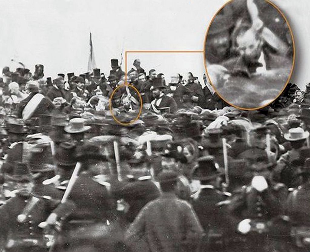 1863_az_egyetlen_ismert_foto_ami_abraham_lincolnt_abrazolja_hires_gettysburg-i_beszede_kozben.jpg