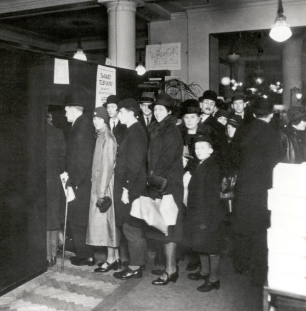 1925. Kígyózó sor Londonban a Selfridge áruházban. Mindenki az új csodát, a TV-t szeretné látni..jpg