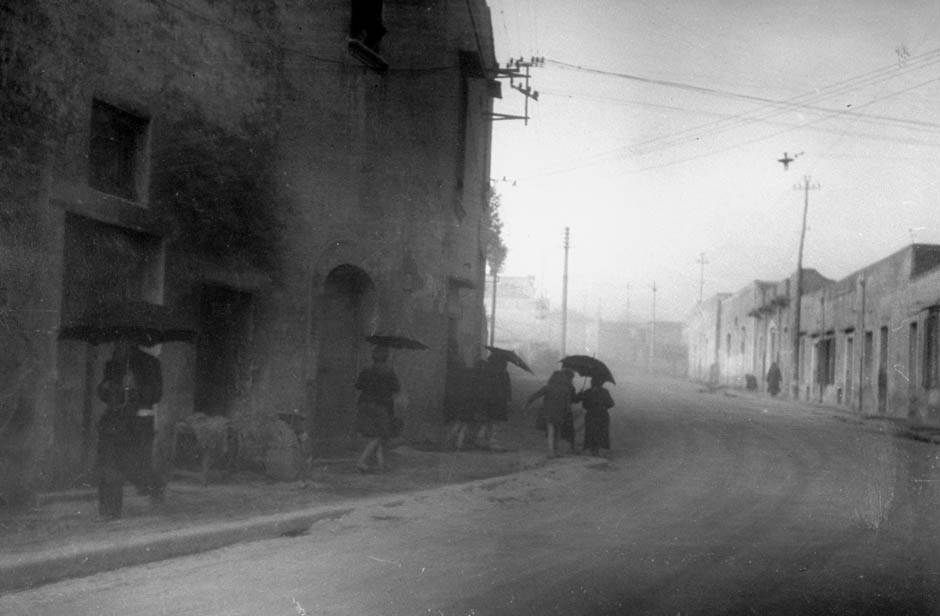 1944. Hamueső a Vezúv utolsó nagy kitörésekor,  amely elpusztította a vulkán lejtőjén fekvő Massa di Somma és San Sebastiano al Vesuvio településeket. A kitörés végére a vulkán 200m magas kürtője beomlott..jpg