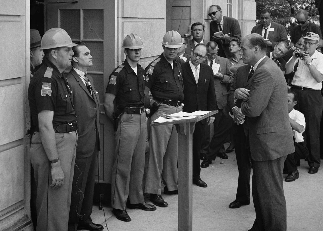 1963. George Wallace az alabamai egyetem ajtajában.jpg