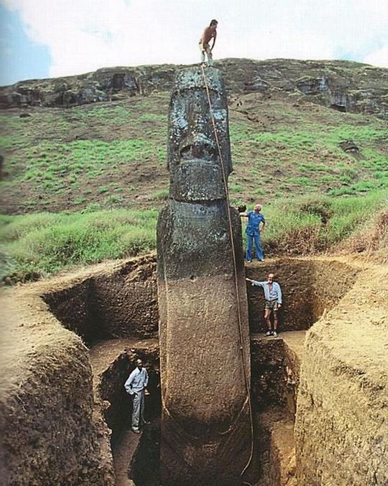 1955_easter_island_heads_have_bodies.jpg