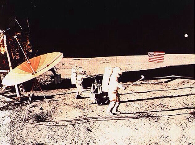 1971. Alan Shepard golfozik a Holdon..jpg