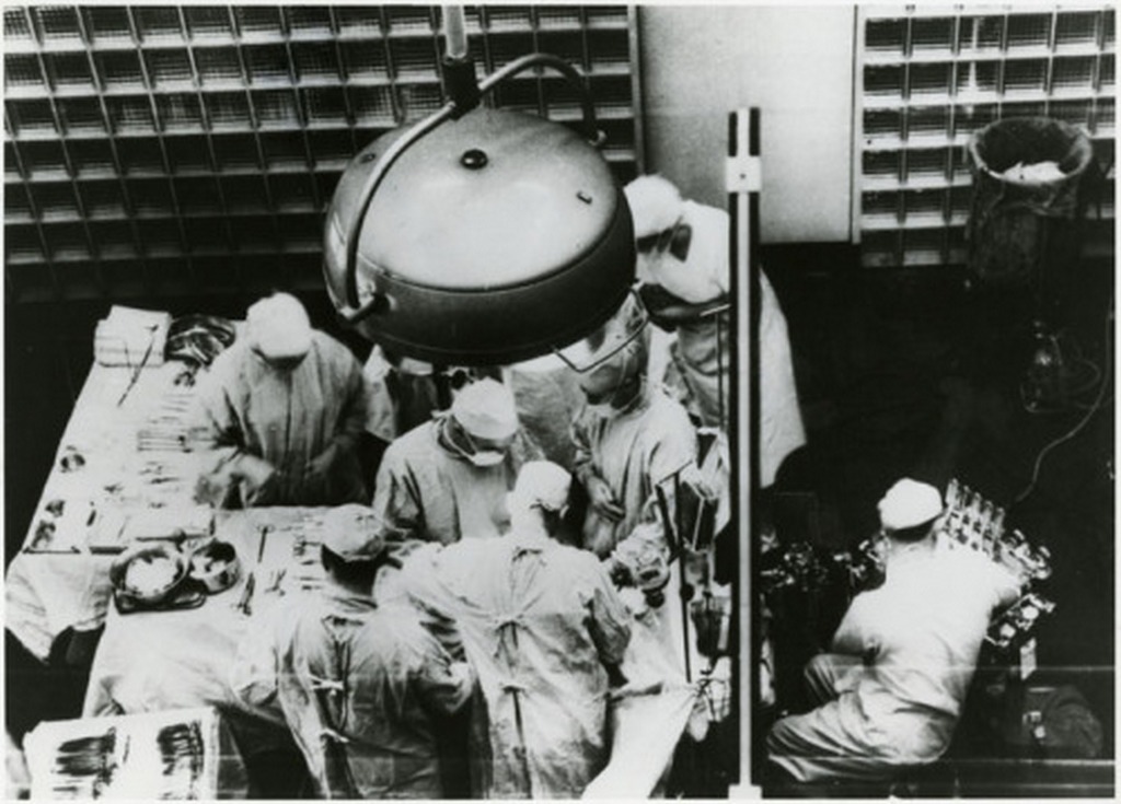 1954_the_first_successful_organ_transplant_a_kidney_was_performed_in_1954_by_joseph_murray_at_peter_bent_brigham_hospital_in_boston.jpg