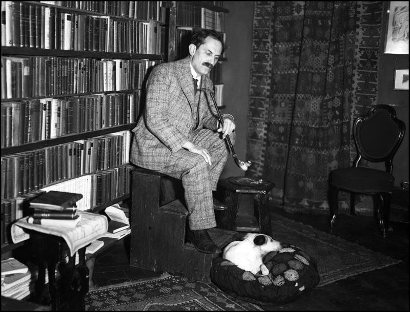 1931. Babits Mihály és kutyája Ádáz.jpg