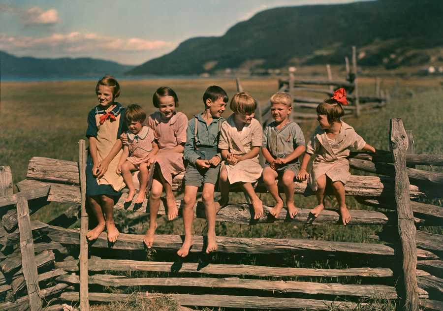 1939. Quebec, Kanada. Hét testvér a farmjuk kerítésén..jpg