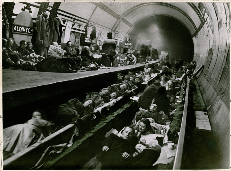 1941. Londoniak a földalattiban éjszakáznak a bombázások miatt..jpg