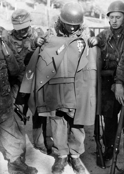 1944. Tito uniformisa. Német ejtőernyősök a Lóugrás hadművelet során kísérelték meg elfogni a későbbi jugoszláv marsallt, de ő az uniformisát hártahagyva éppencsak kicsúszott a kezeik közül..jpg