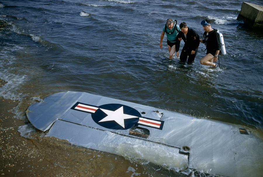 1956. Civil mentők segítik ki a Long Island-nél vízbezuhant katonai epülő pilótáját az óceánból..jpg