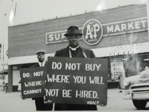 1961. Ne vásárolj ott, ahol nem alkalmaznak - szólítja fel a színesbőrűeket a tábla az emberi jogokért tüntetők nyakában..jpg