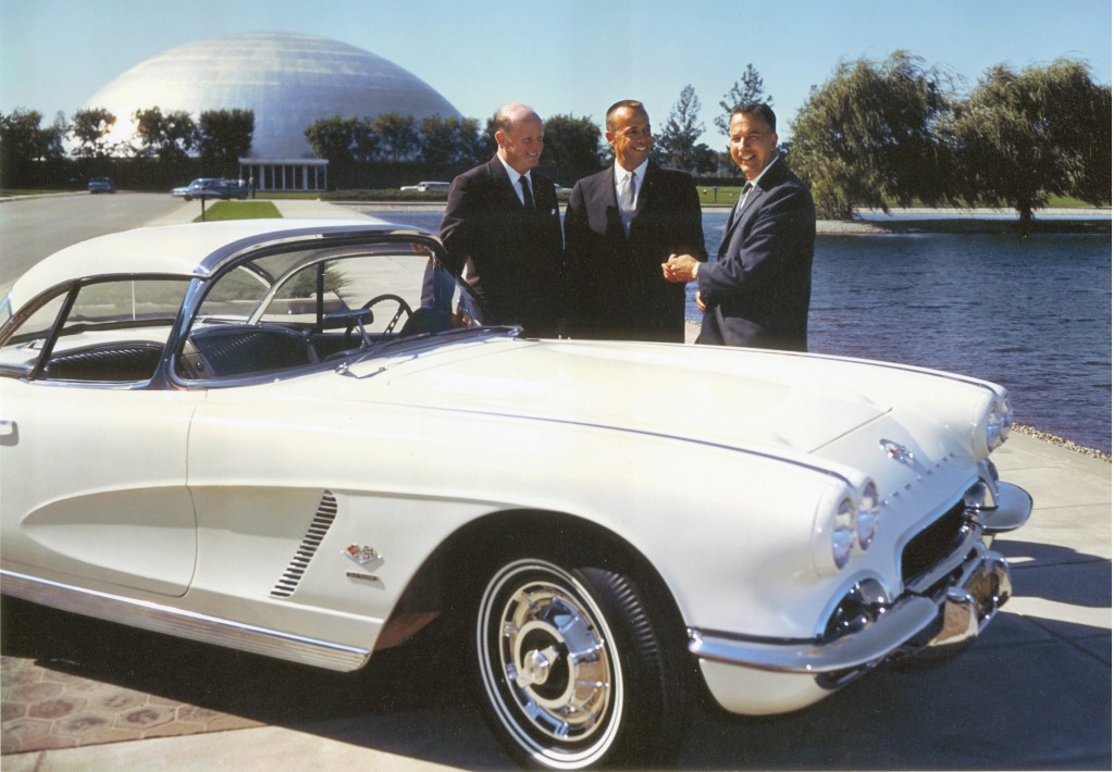 1962. Alan Shepard űrhajós átveszi a GM ajándékát egy Corvettet,.jpg