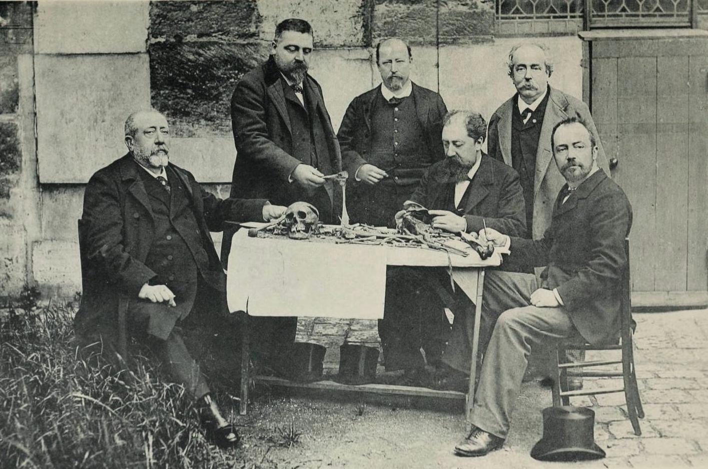 1894. Tudósok egy csoportja XVII. Lajos maradványait vizsgálják..jpg