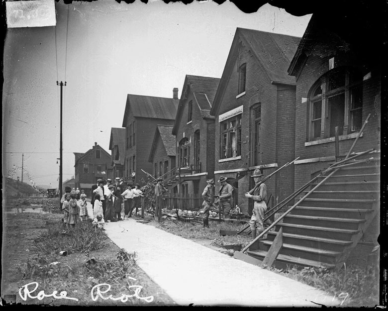 1919. Chicago-i etnikai zavargások után katonák őrködnek a megrongált lakóházaknál. 38-an haltak meg az egy hétig tartó felkelésben..jpg