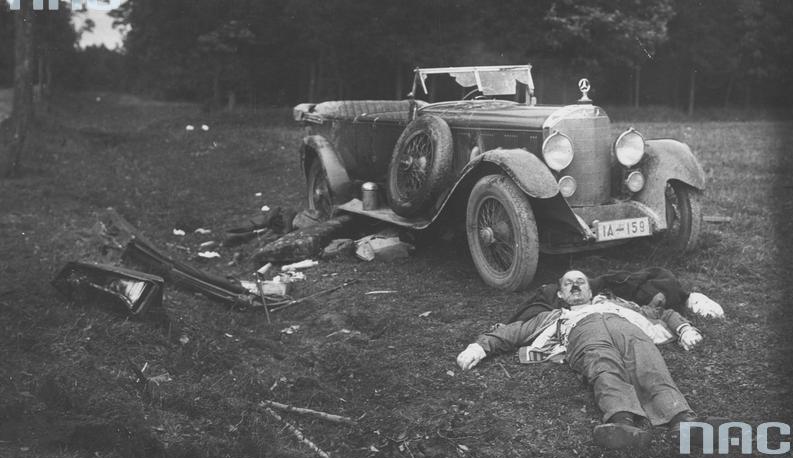 1931. Aleksander Skarżyński, lengyel miniszterelnök holtteste az út szélén autóbalesete után._cr.jpg