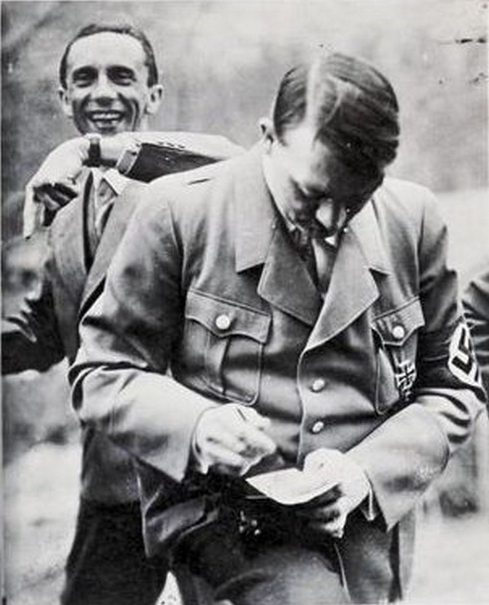1933. Az első photobomb. Göbbels Hitler háta mögött mókázik, annak tudta nélkül..jpg