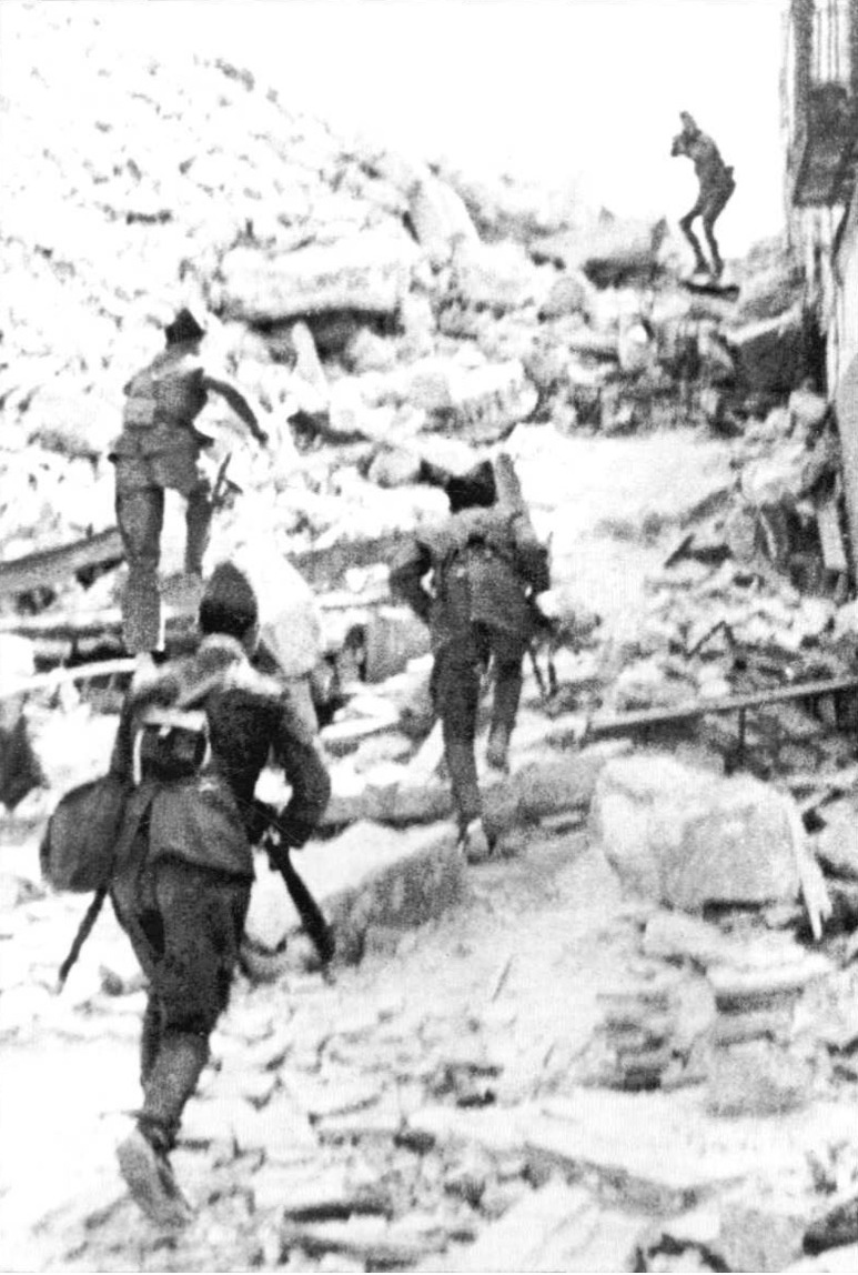 1936. Nacionalisták által üldözött republikánus katona visszafordul és üldözőire lő..jpg