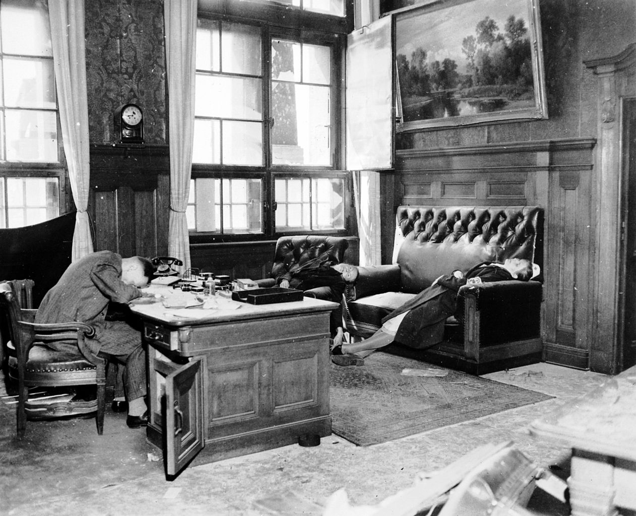 1945. Április 18. Dr. jur. Ernst Kurt Lisso Lipcse alpolgármestere, felesége és lánya ciánkapszulával lettek öngyilkosok a városházán az amerikai csapatok megérkezése előtt néhány órával..jpg