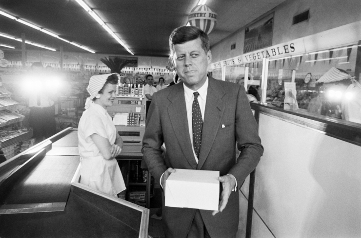 1960. Kennedy szenátor választási kampánykörútján egy nyugat-virginiai boltba tért be fánkot vásárolni..jpg