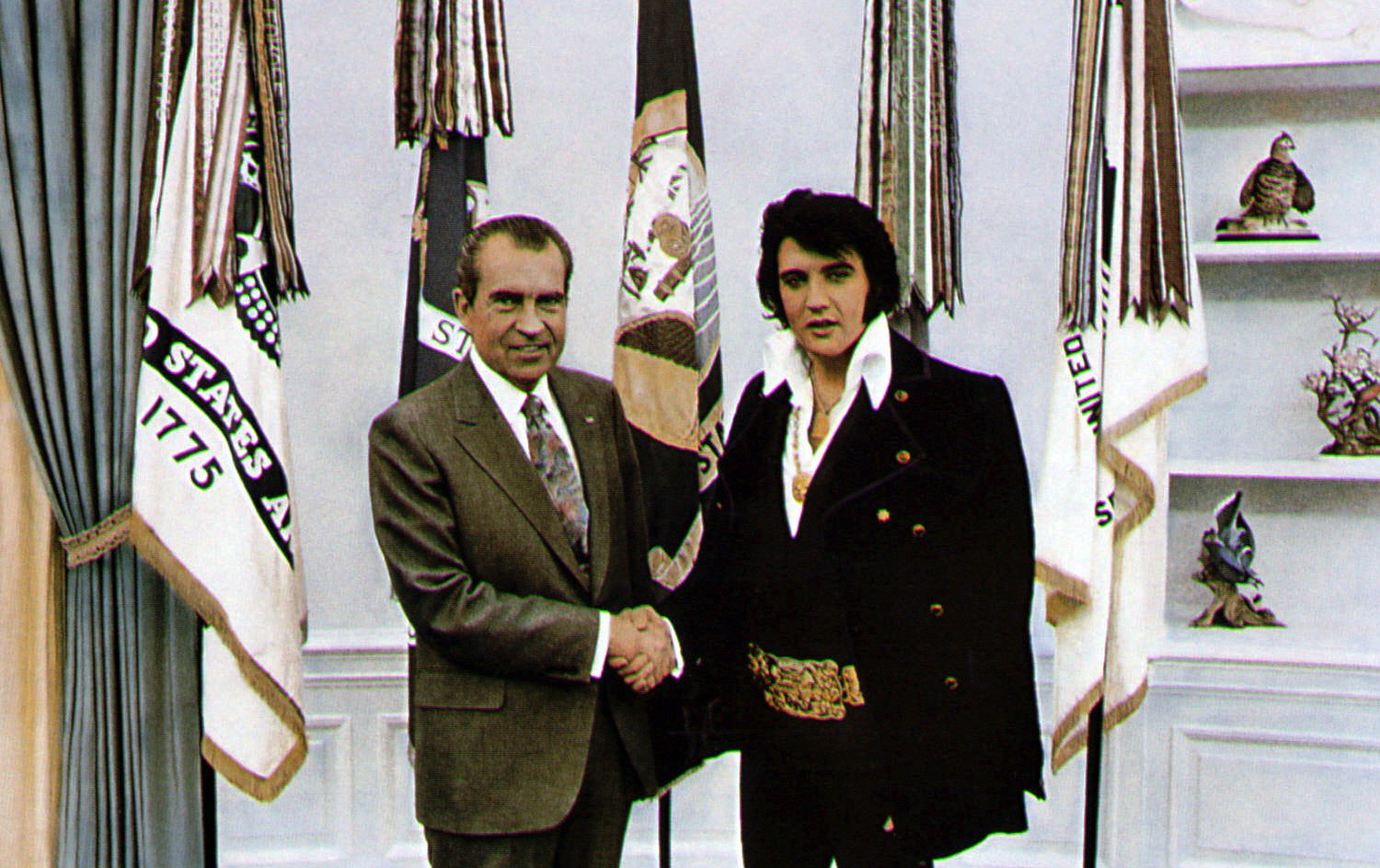 1970. Elvis, Nixonnal fog kezet a Fehér Házban..jpg