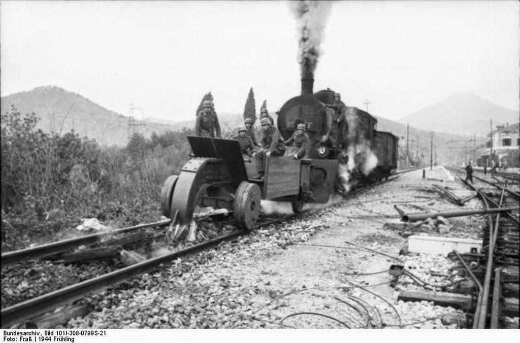 1944_tavasza_a_german_rail_wolf_destroying_rail_tracks_in_italy.jpg