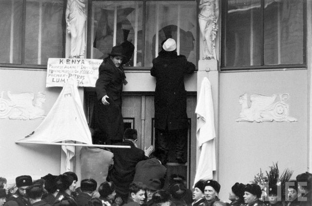 1961_moscow_crowd_attacking_belgian_embassy_in_1961_after_patrice_lumumba_s_murder.jpg
