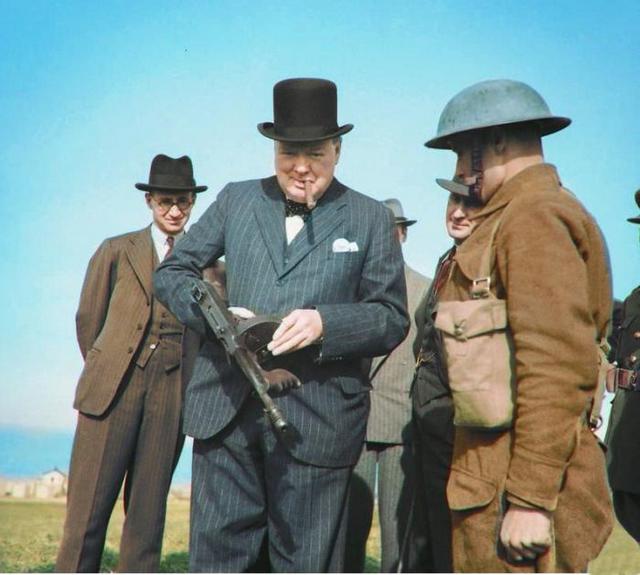 1940_winston_churchill_ellenorzo_gep_tommy_gun_1940-ben_anglia.jpeg