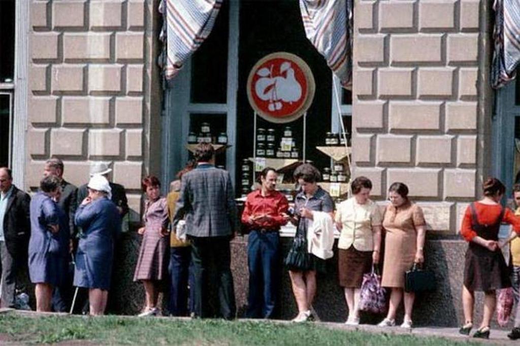 1979_az_emberek_varjak_a_vegen_az_ebedszunet_a_boltban_1979_moszkva.jpeg