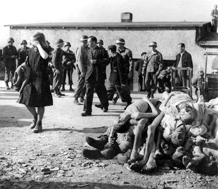 1945. A buchenwaldi koncentrációs táborba az amerikaiak által beterelt környékbeli lakosok. Céljuk az volt, hogy lássák, mi folyt a közvetlen közelükben..jpg