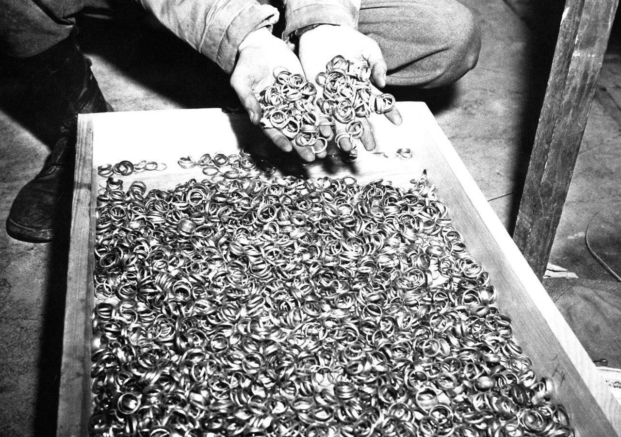 1945. Buchenwald. A koncentrációs táborban talált jeggyűrűk..jpg