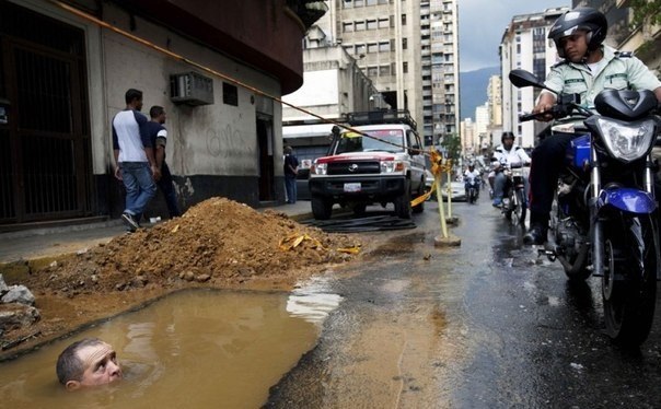 2009. Venezuela. Elhivatott vízvezetékszerelő..jpg