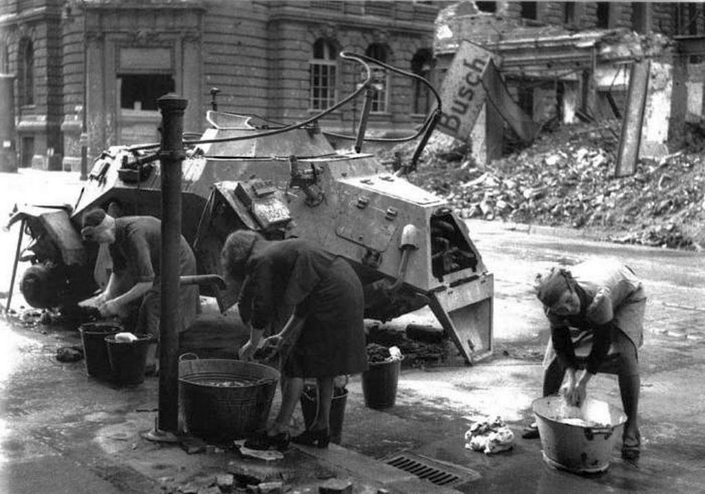 1945_junius_3_noi_ruhat_mosni_kozeleben_egy_fekete_pancelauto_sd_kfz_223_ausf_b_berlin.jpeg
