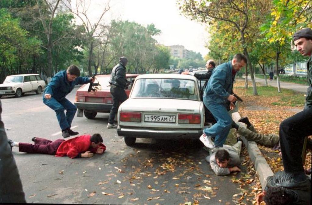 1993_moszkvai_szervezett_bunozes_elleni_csoport_elfogasa_nem_eppen_kesztyus_kezzel.jpeg