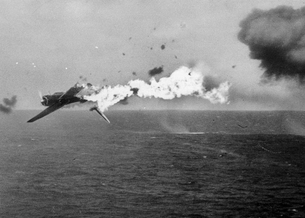 1944_oktober_25_a_japanese_torpedo_bomber_goes_down_in_flames_after_a_direct_hit_by_5-inch_shells_from_the_aircraft_carrier_uss_yorktown.jpg