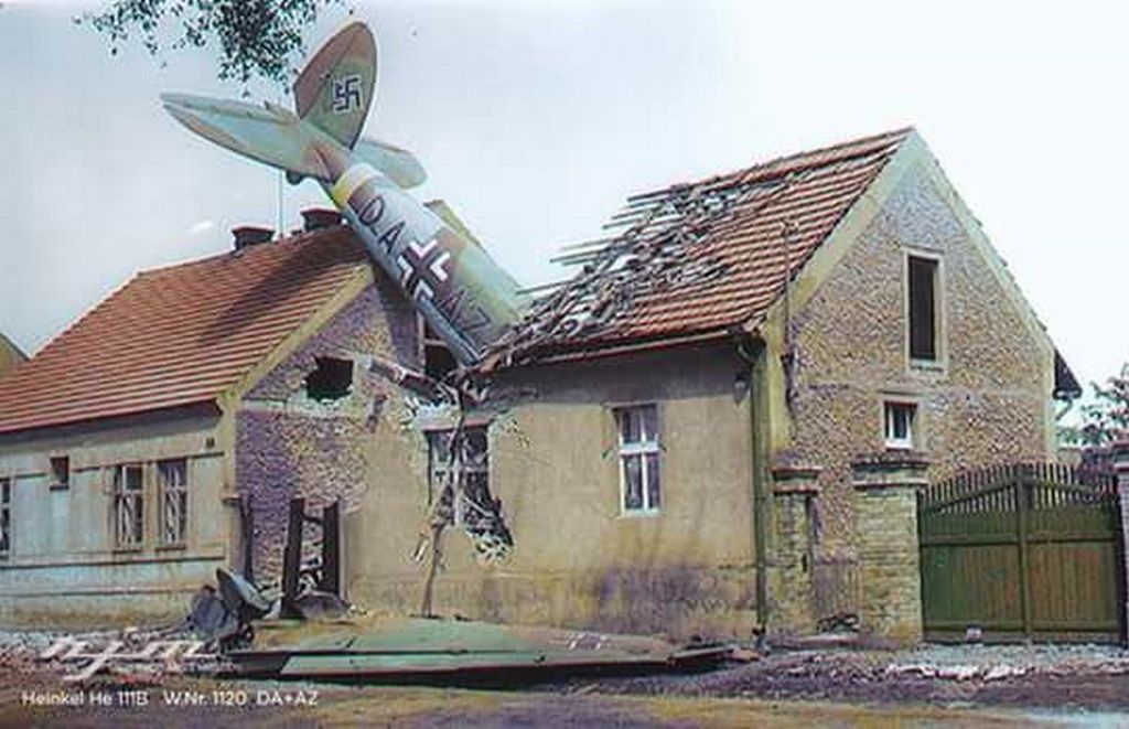 1941_julius_gyakorlorepules_kozben_szerencsetlenul_jart_nemet_heinkel_a_cseh_jenecek_kozsegben.jpg