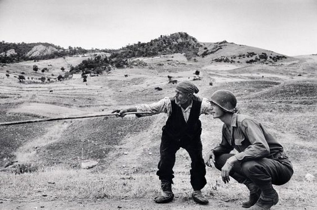 1943_augusztus_sicilian_peasant_telling_an_american_officer_which_way_the_germans_had_gone_near_troina_italy.jpg