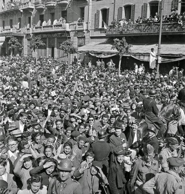 1943_crowded_street_scene_in_tunis_celebrating_the_axis_defeat_in_tunisia.jpg