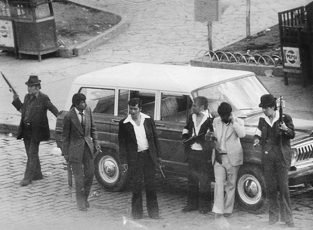 1980_julius_17_paramilitary_unit_wait_outside_an_official_vehicle_allegedly_used_to_kidnap_their_victims_during_bolivian_coup_d_etat.png