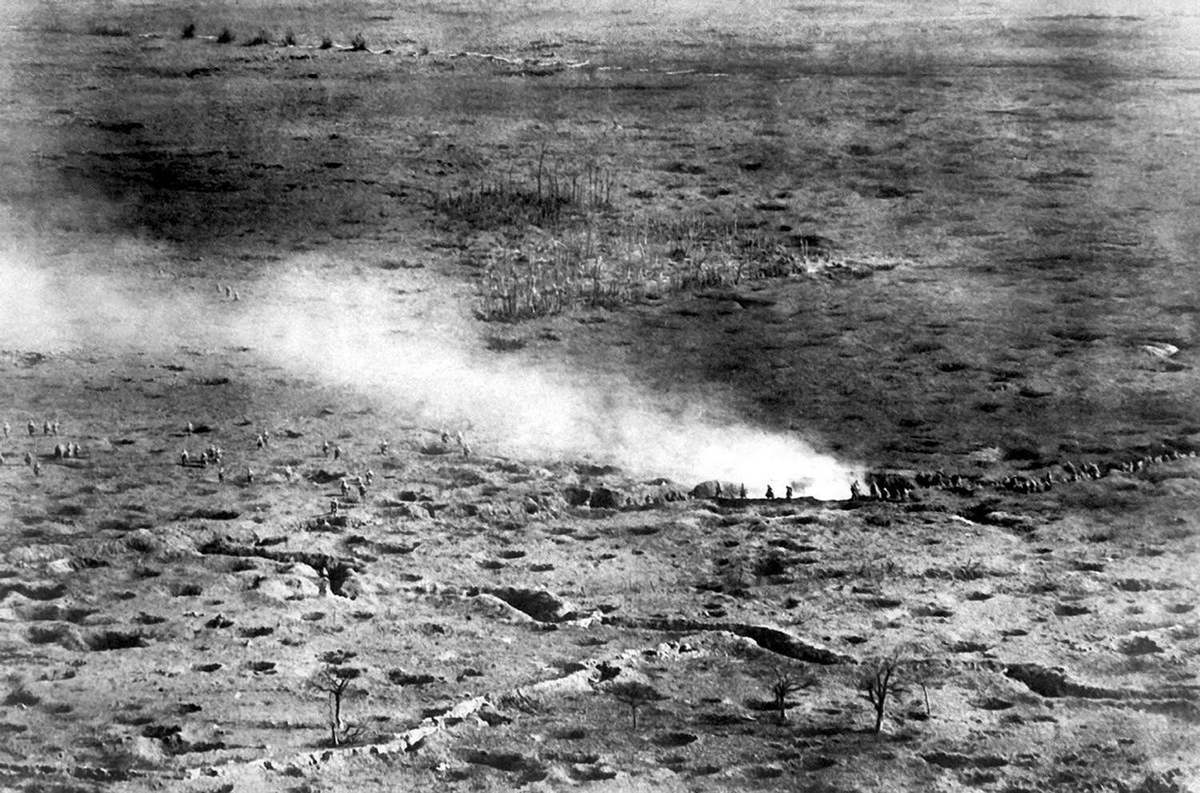 1916_an_aerial_view_of_french_troops_advancing_on_the_somme_front.jpg