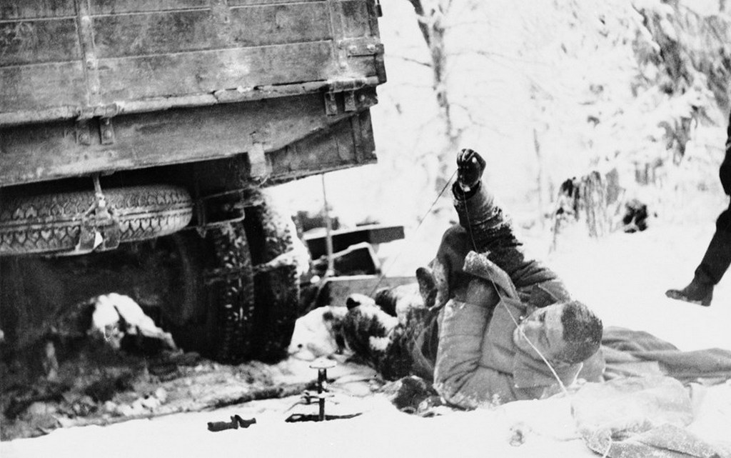 1940_januar_31_russian_soldier_who_lost_his_life_near_suomussalmi_fin_killed_while_erecting_a_field_telephone_line_the_extreme_cold_froze_the_soldier_in_this_position.jpg