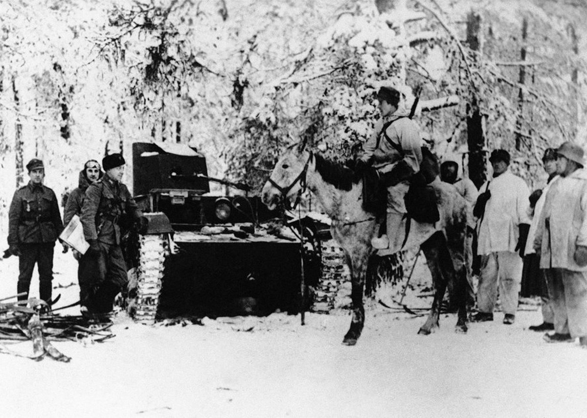 1941_januar_10_finnish_troops_reporting_the_capture_of_a_russian_tank_in_the_snow-covered_forest_on_the_eastern_front_the_russians_lost_more_than_300_tanks_in_the_first_month_of_the_russo-finnish_war.jpg