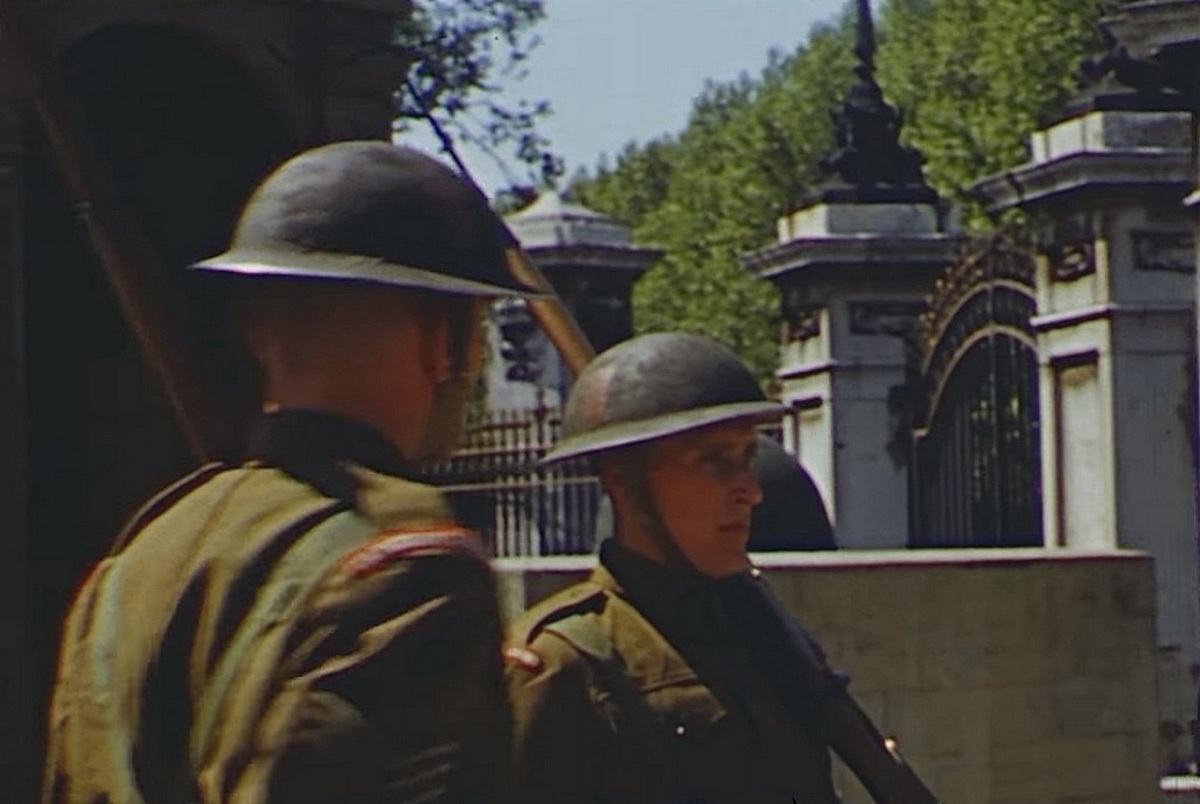 1944_buckingham_guards_in_uniform.jpg